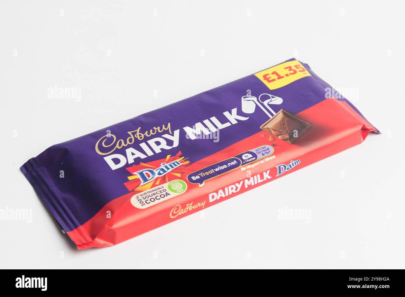 London, Vereinigtes Königreich, 30. September 2024:- Ein Blick auf das Cadbury’s Confistionary Dairy Milk DAIM, vor weißem Hintergrund Stockfoto