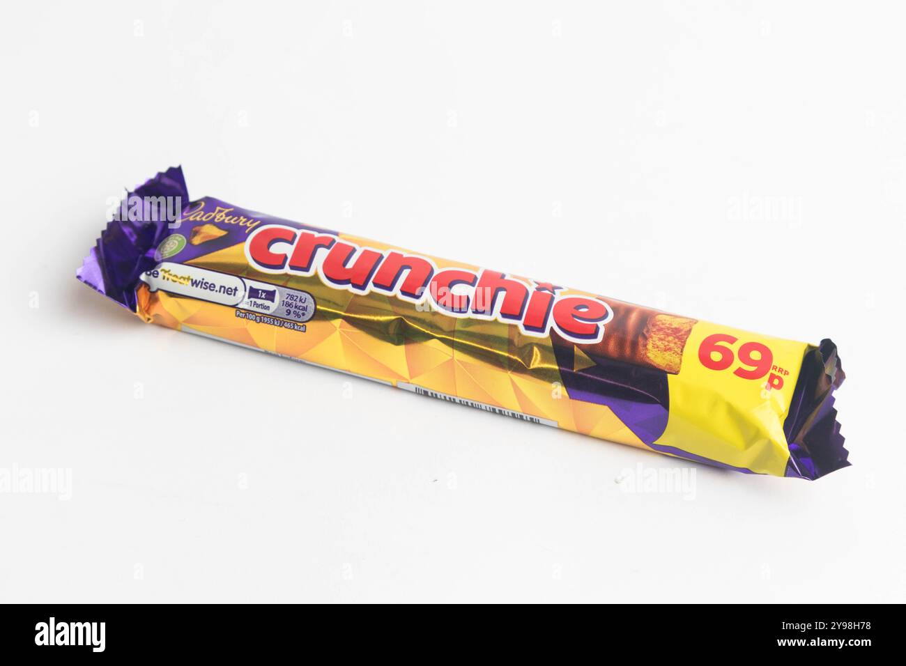 London, Vereinigtes Königreich, 30. September 2024:- Ein Blick auf das Cadbury’s Confectionary Crunchie, vor weißem Hintergrund Stockfoto