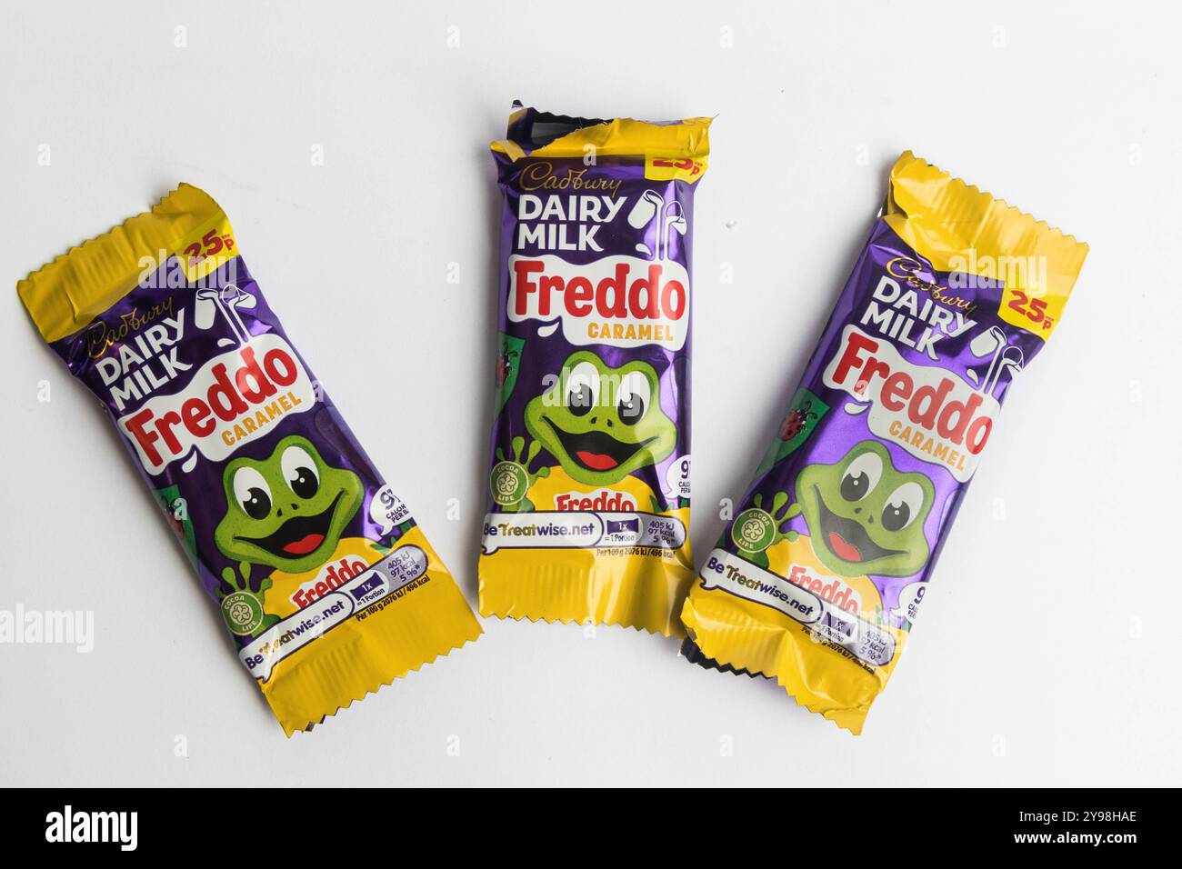 London, Vereinigtes Königreich, 30. September 2024:- Eine Ansicht von drei Cadbury's Süßwaren Freddo Caramel, vor weißem Hintergrund Stockfoto