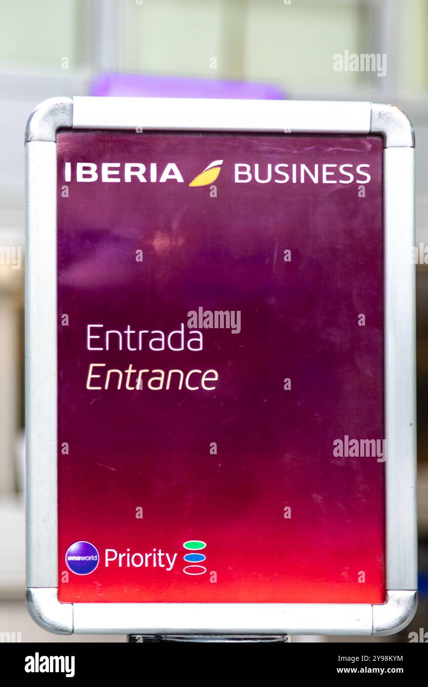 Flughafen Frankfurt, Deutschland - 19. Februar 2024: Das Schild weist Reisende zum Eingang der Iberia Business Class und weist auf bevorzugten Zugang für Eligi hin Stockfoto