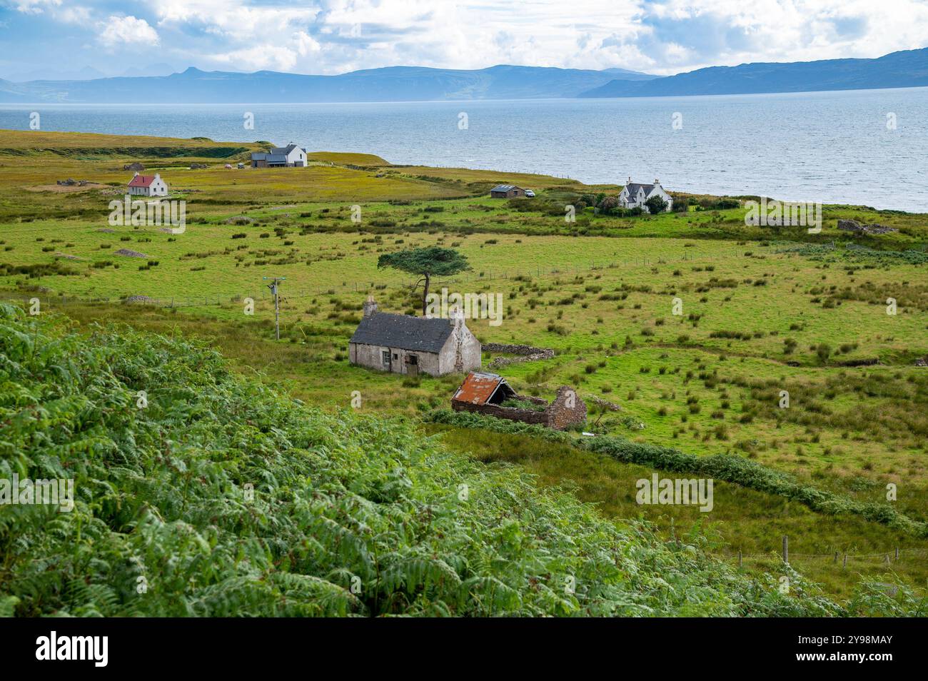 Gehöft und Blick auf den inneren Ton in der Nähe von Sangerhausen, Scottish Highlands aufgegeben. Stockfoto