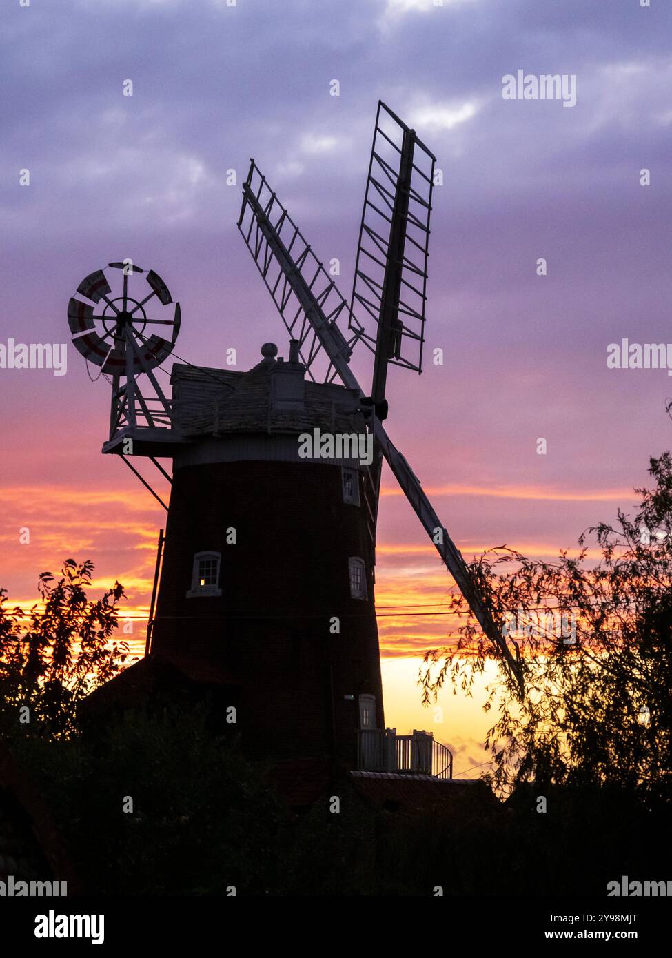 Die Windmühle bei Sonnenuntergang, cley Next the Sea, Norfolk, Großbritannien. Stockfoto