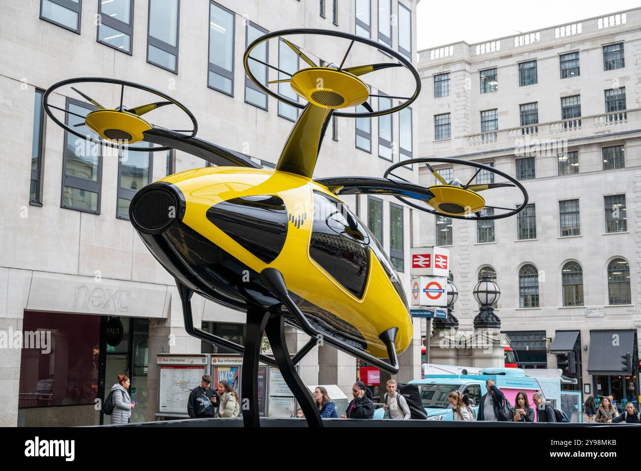 London, Großbritannien. 9. Oktober 2024. Vor dem Bahnhof Charing Cross befindet sich ein Air Taxi. Die Ausstellung markiert die Einführung eines elektrisch betriebenen Air Taxi Service, der 2026 in den Vereinigten Arabischen Emiraten (VAE) für die Öffentlichkeit zugänglich ist. Vier „Vertiports“ werden für den Dienst sorgen, wobei jedes Lufttaxi einen Piloten und bis zu vier Passagiere befördern kann. Quelle: Stephen Chung / Alamy Live News Stockfoto