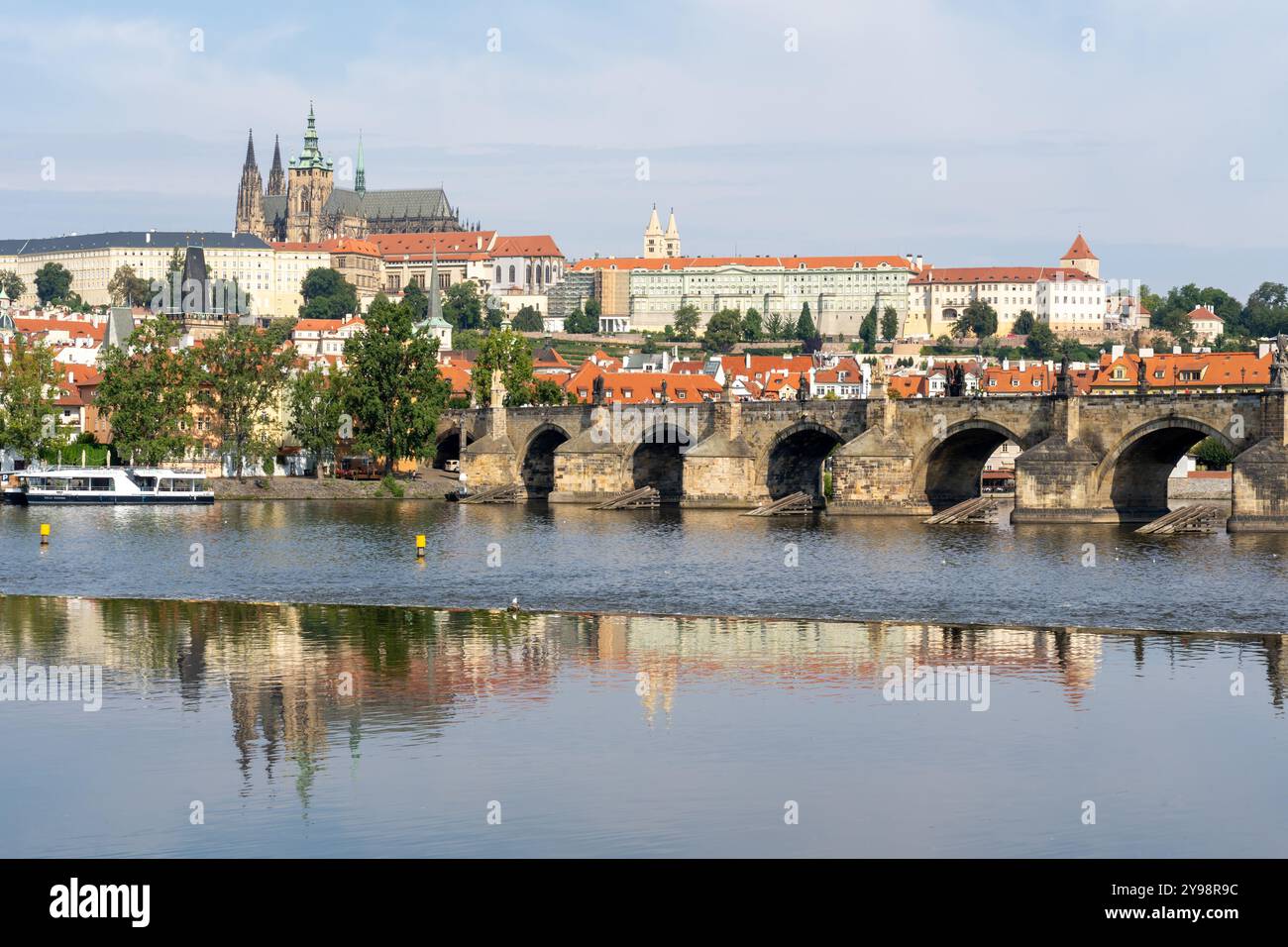 Karlsbrücke an der Moldau in Prag, Tschechische Republik. Stockfoto