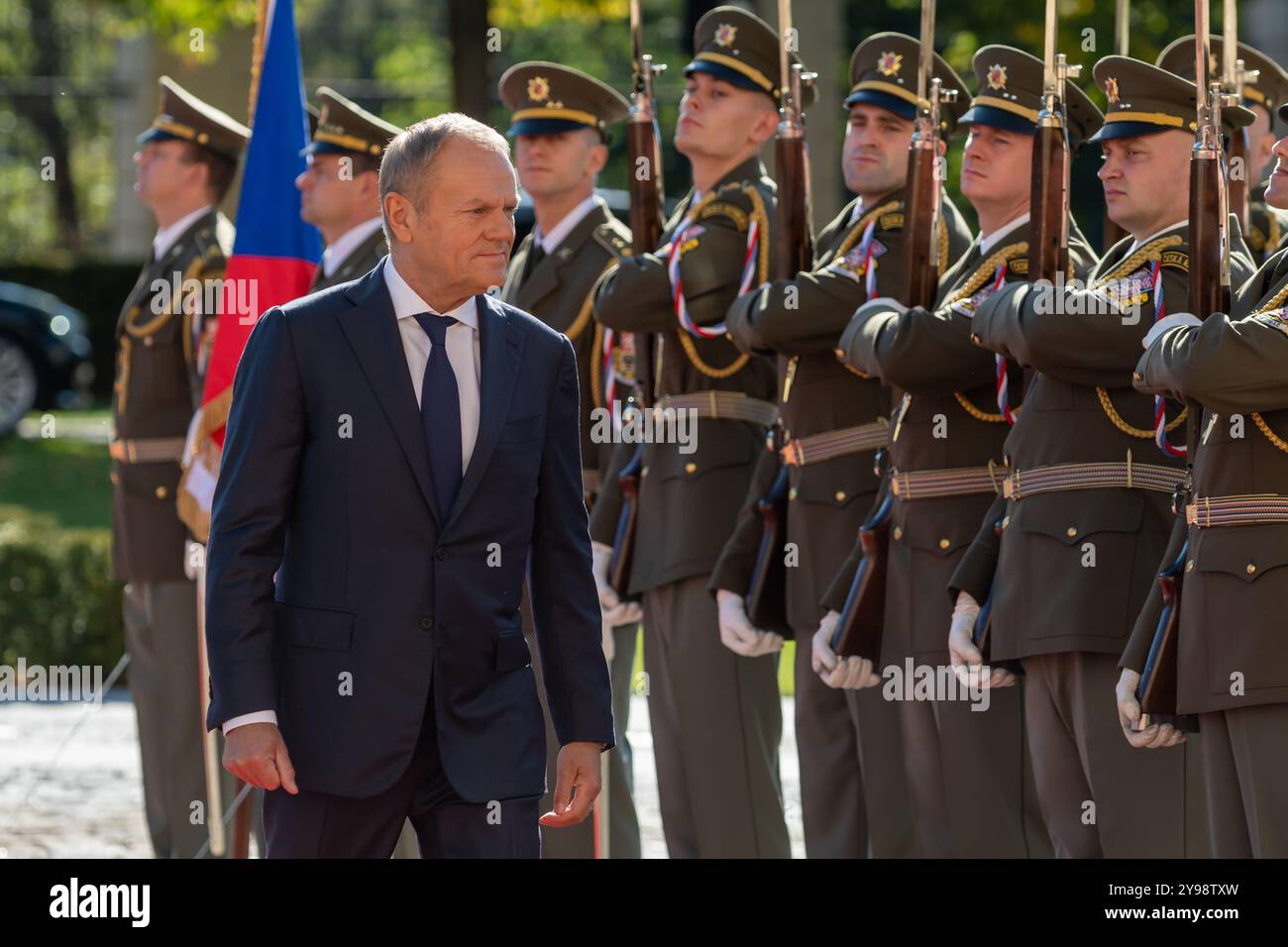 Prag, Tschechische Republik. Oktober 2024. Der polnische Premierminister Donald Tusk wird während des Regierungstreffens der tschechischen und polnischen Regierungen gesehen. Die tschechische und die polnische Regierung unter der Leitung der Premierminister Petr Fiala und Donald Tusk erörtern die grenzübergreifende Zusammenarbeit, die Zusammenarbeit im Bereich der Energieversorgungssicherheit im Bereich der Kernenergie, den Bau von Verkehrsinfrastrukturen, die Migration und die Hilfe für die Ukraine. Quelle: SOPA Images Limited/Alamy Live News Stockfoto