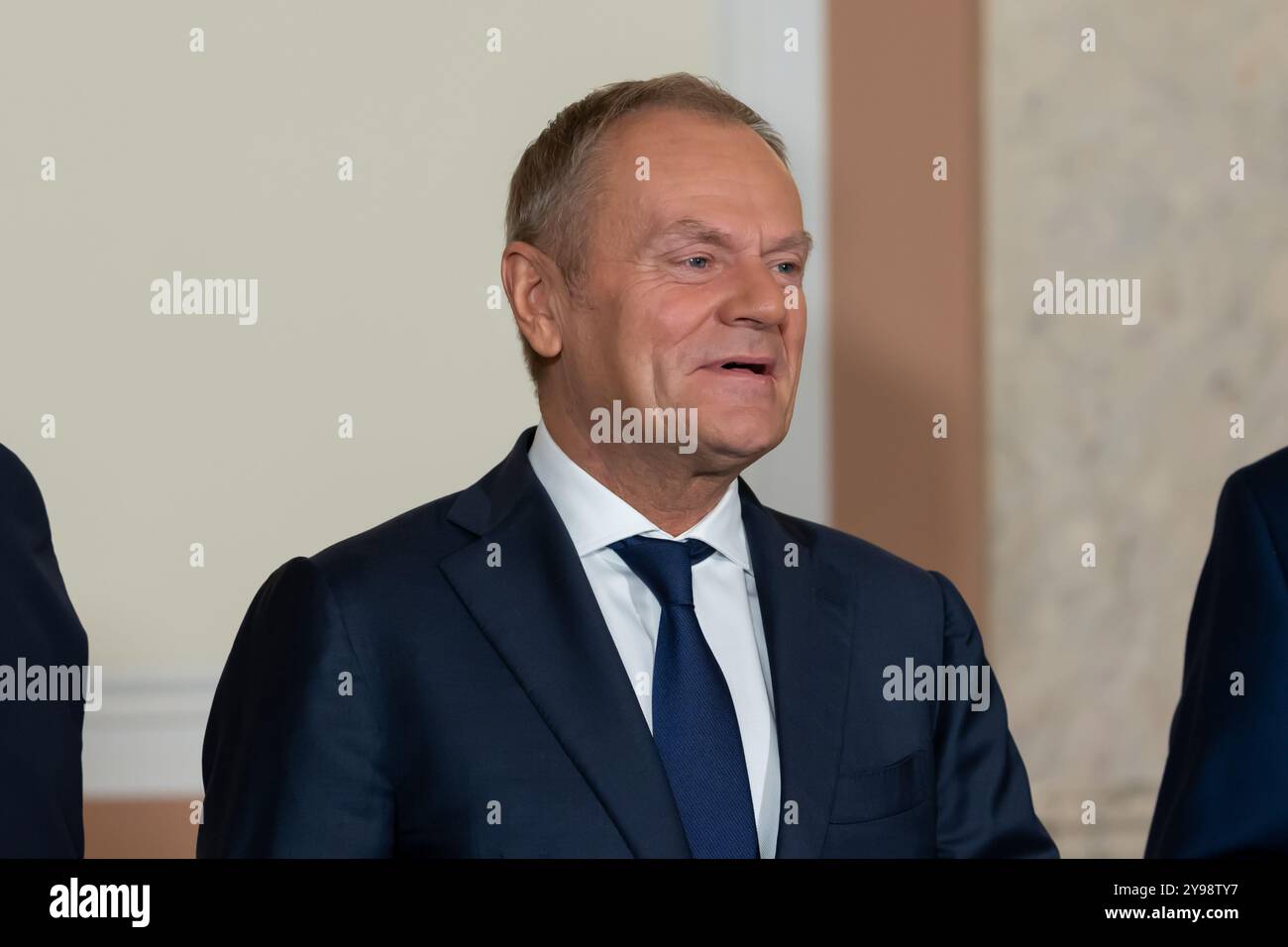 Prag, Tschechische Republik. Oktober 2024. Der polnische Premierminister Donald Tusk wird während des Regierungstreffens der tschechischen und polnischen Regierungen gesehen. Die tschechische und die polnische Regierung unter der Leitung der Premierminister Petr Fiala und Donald Tusk erörtern die grenzübergreifende Zusammenarbeit, die Zusammenarbeit im Bereich der Energieversorgungssicherheit im Bereich der Kernenergie, den Bau von Verkehrsinfrastrukturen, die Migration und die Hilfe für die Ukraine. Quelle: SOPA Images Limited/Alamy Live News Stockfoto