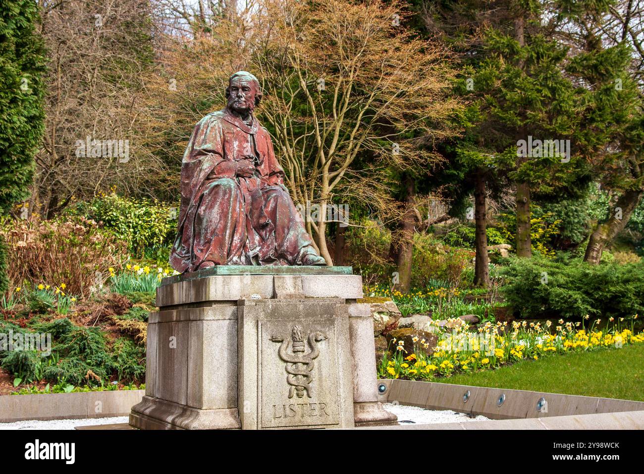 Bronzeskulptur des Chirurgen Joseph Lister in akademischen Gewändern, Forscher für sterile chirurgische Verfahren, Kelvingrove Park, Glasgow, Schottland Stockfoto