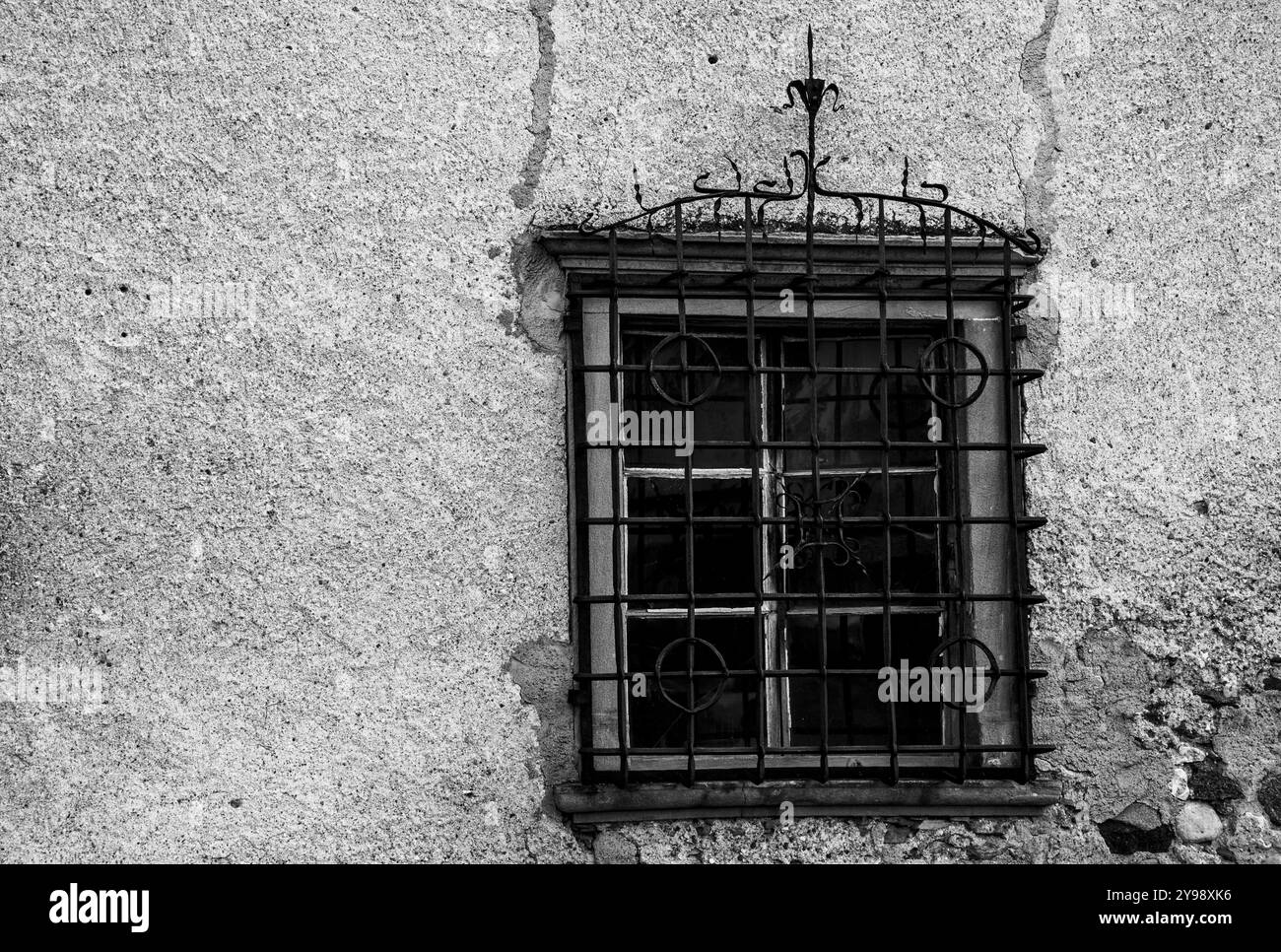 Altes Holzfenster in einem schmiedeeisernen Käfig in Kaltern Bozen, Italien Stockfoto