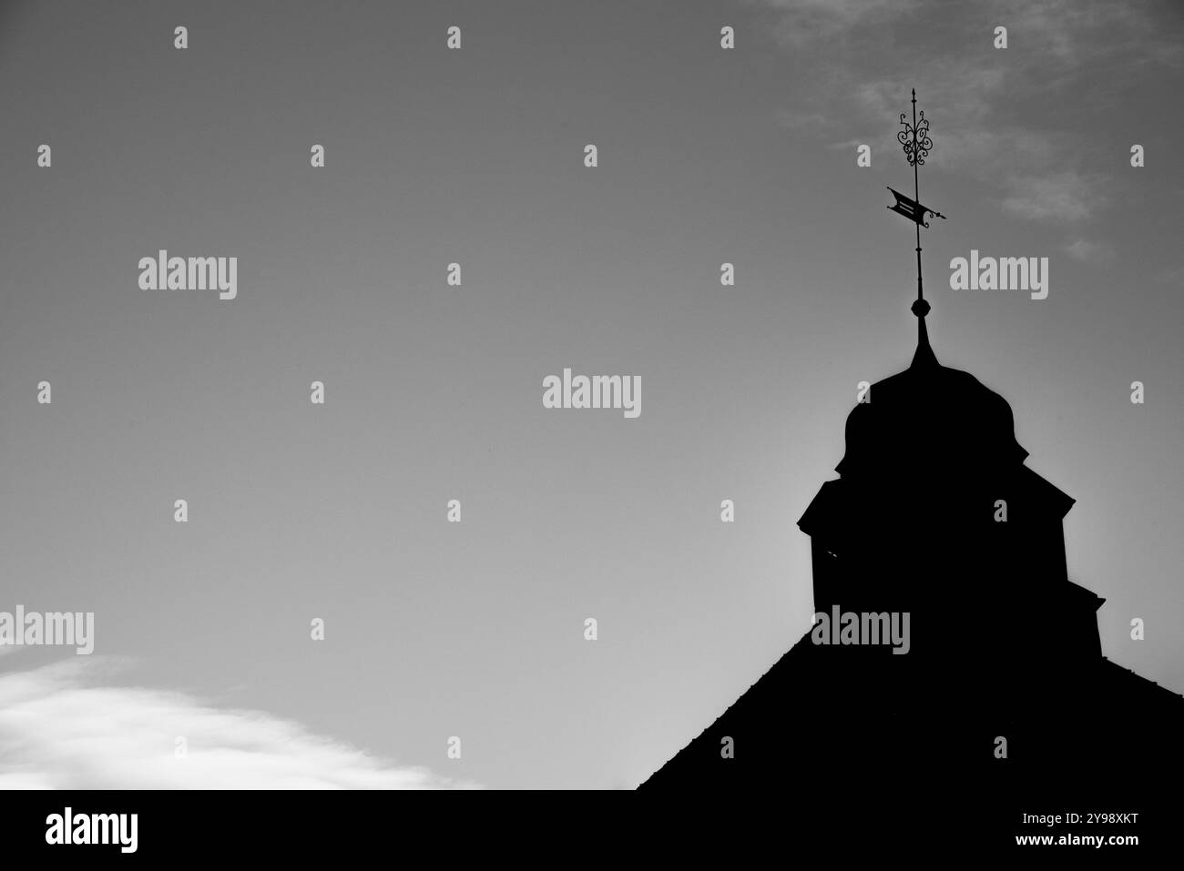 Silhouette der Kirche mit Glockenturm in Kaltern Bozen, Italien Stockfoto