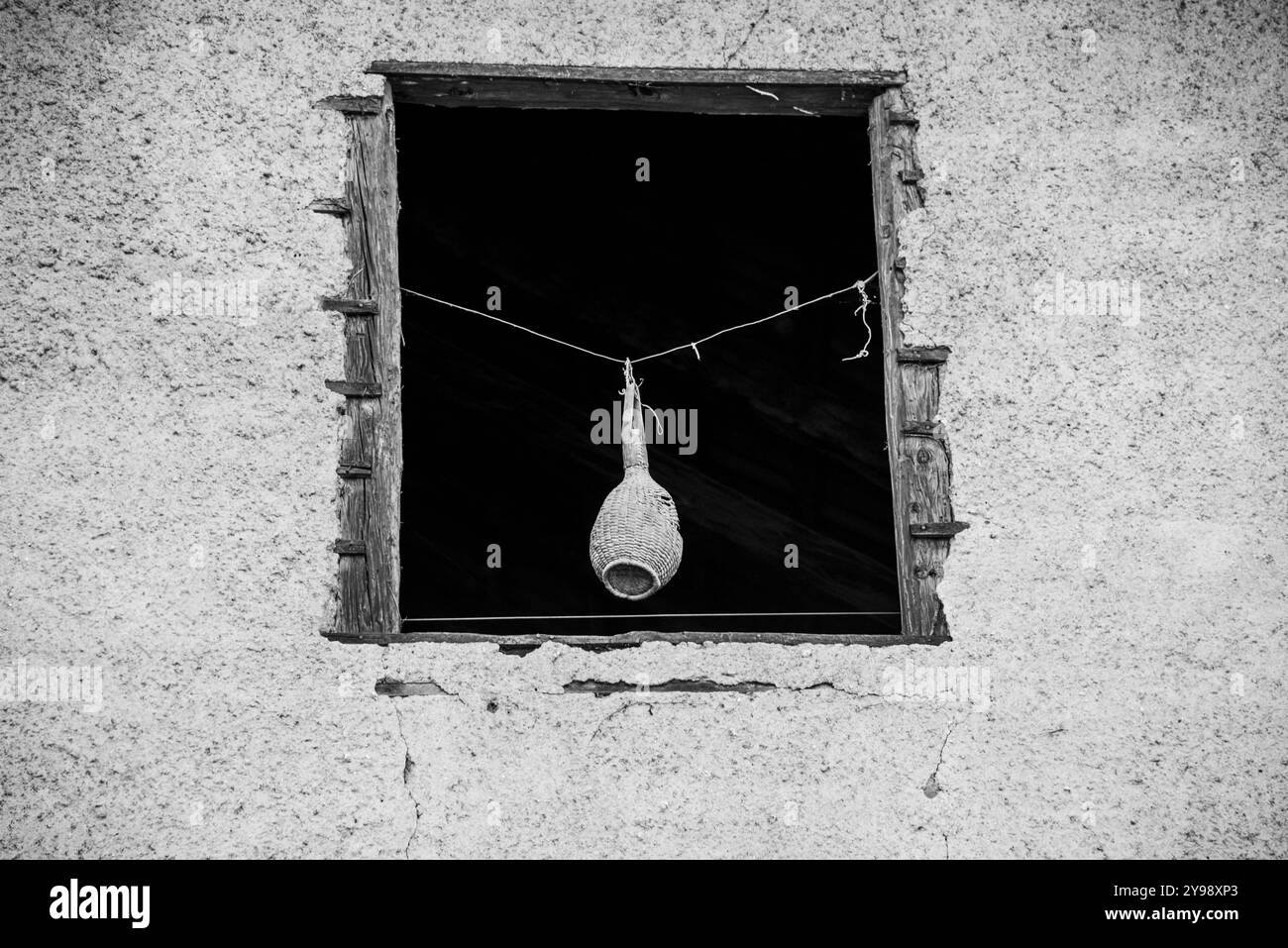 Wineskin hängt am offenen Fenster in Kaltern Bozen, Italien Stockfoto