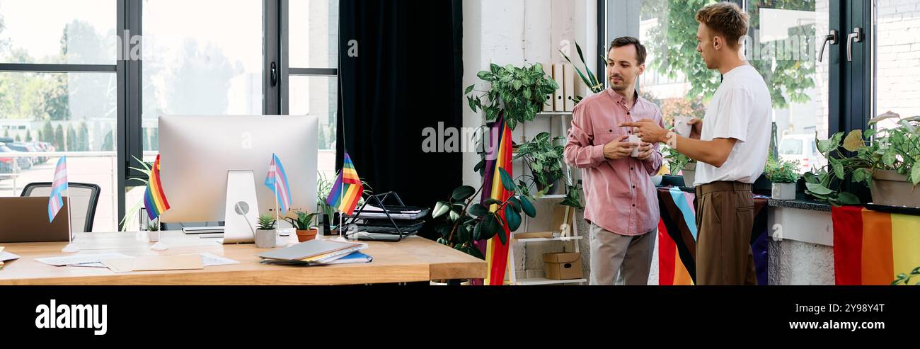 Zwei gut gekleidete Männer unterhalten sich in einem farbenfrohen Büro. Stockfoto