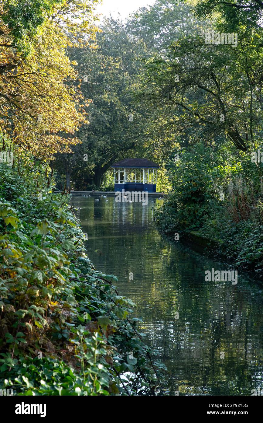 Country Park Lake mit Enten und alten Pavillon, der früher von Besuchern zum Rauchen und Spielen von Karten genutzt wurde, jetzt nur noch ein angenehmer Aussichtspunkt Stockfoto