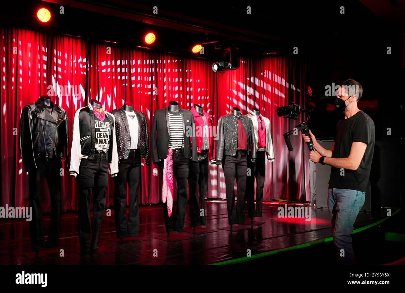 Ashley Stagg, director of digital media for the Grammy Museum, films outfits worn by the Korean pop group ENHYPEN for their "Sweet Venom" music video at the K-pop HYBE Exhibit at the Grammy Museum, Friday, June 28, 2024, in Los Angeles. (AP Photo/Chris Pizzello) Stockfoto