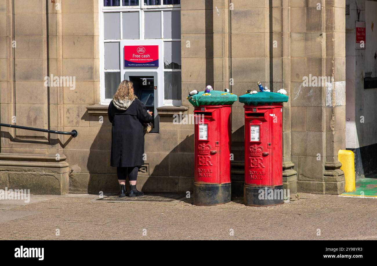 Postfächer von Royal Mail vor dem Postamt in Kendal, Cumbria, Großbritannien Stockfoto