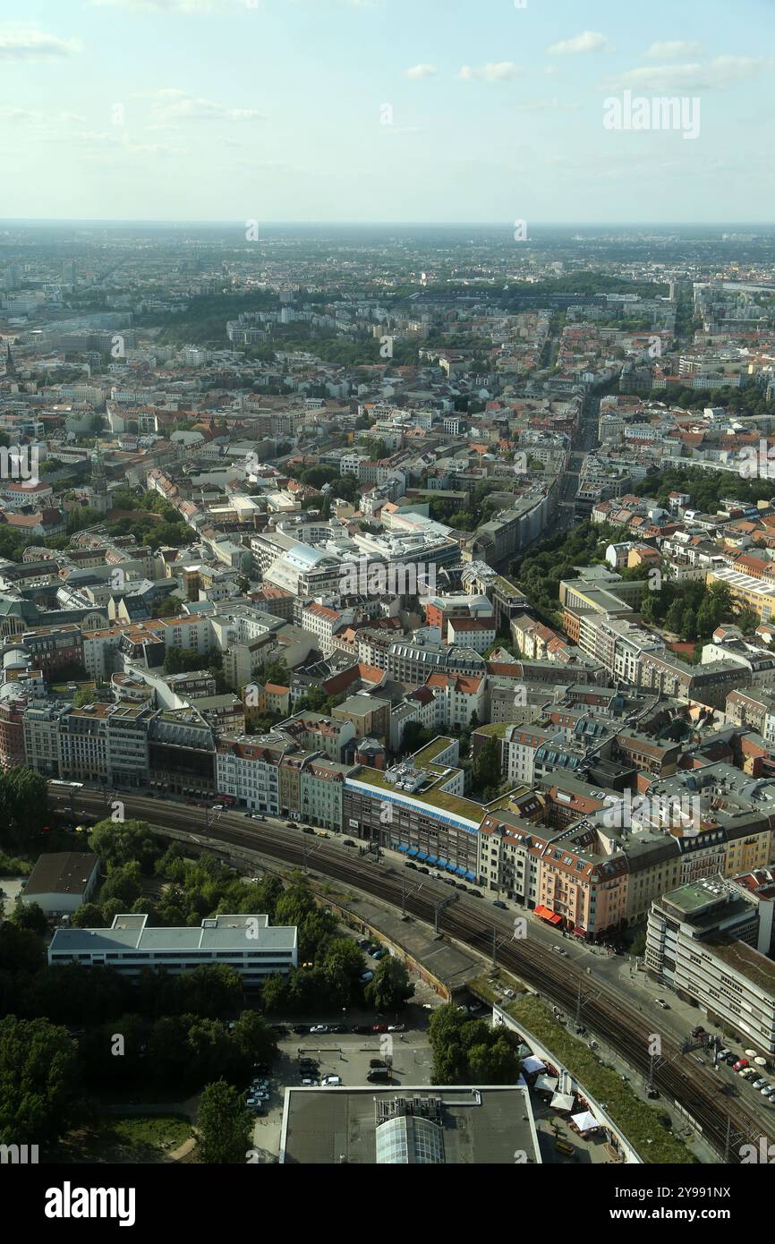 In der Abenddämmerung zeigt die Skyline Berlins eine Mischung aus historischen Gebäuden und modernen Bauten, die einen lebendigen städtischen Wandteppich schaffen. Die erweiterte Ansicht capt Stockfoto