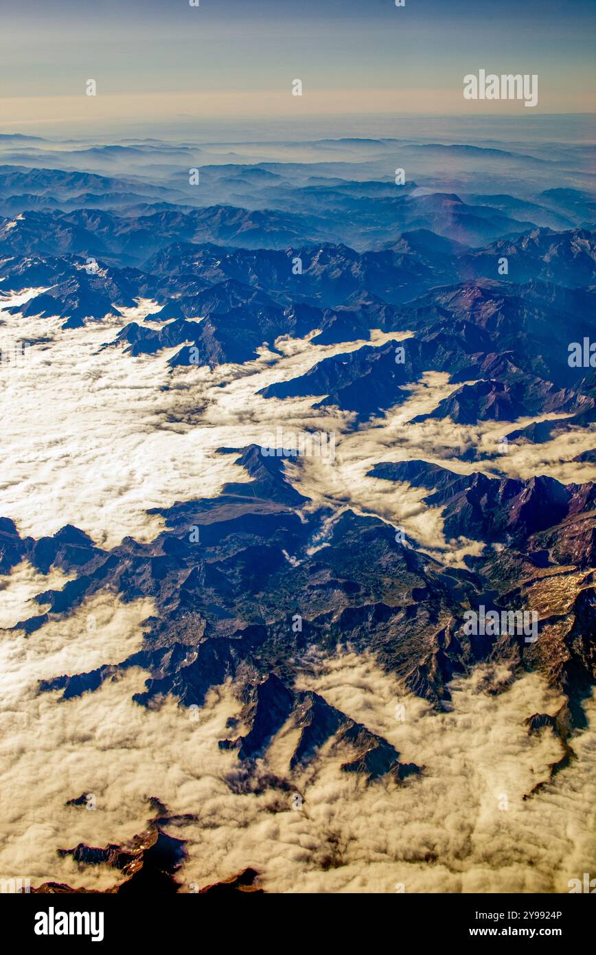 Die atemberaubenden Pyrenäen erheben sich über dicken Wolken und bieten bei Sonnenaufgang eine atemberaubende Luftperspektive. Stockfoto