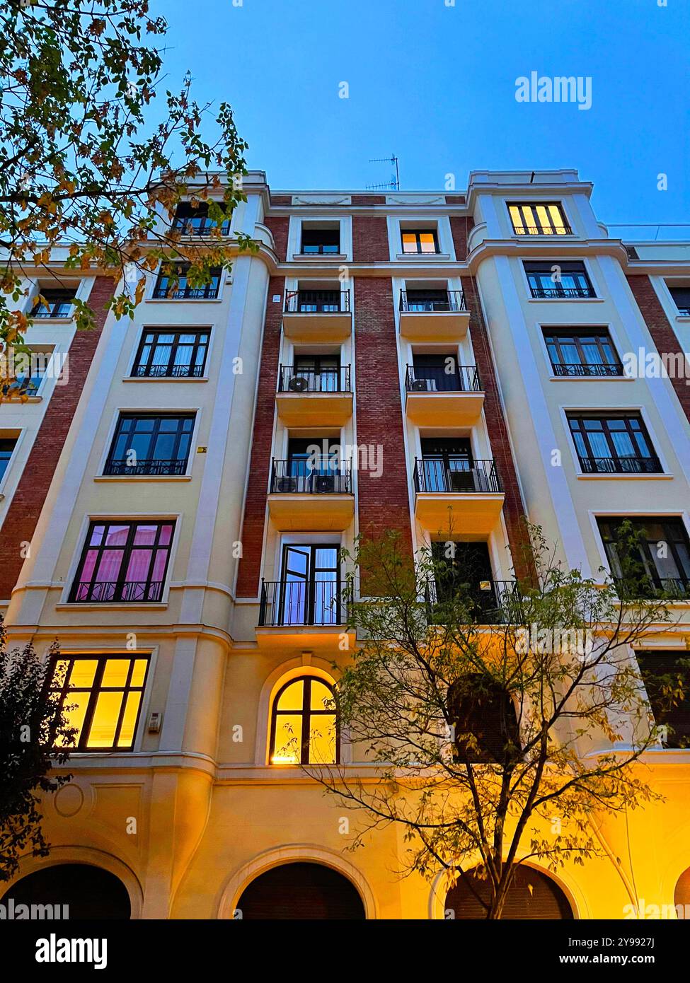 Fassade des Hauses, Blick auf die Nacht. Conde de Aranda Straße, Madrid, Spanien. Stockfoto