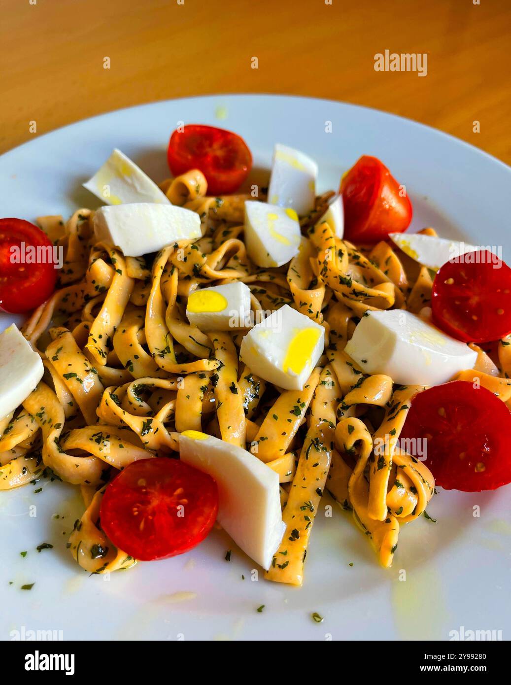 Pasta mit Hüttenkäse, Kirschtomaten, Olivenöl und Oregano. Stockfoto