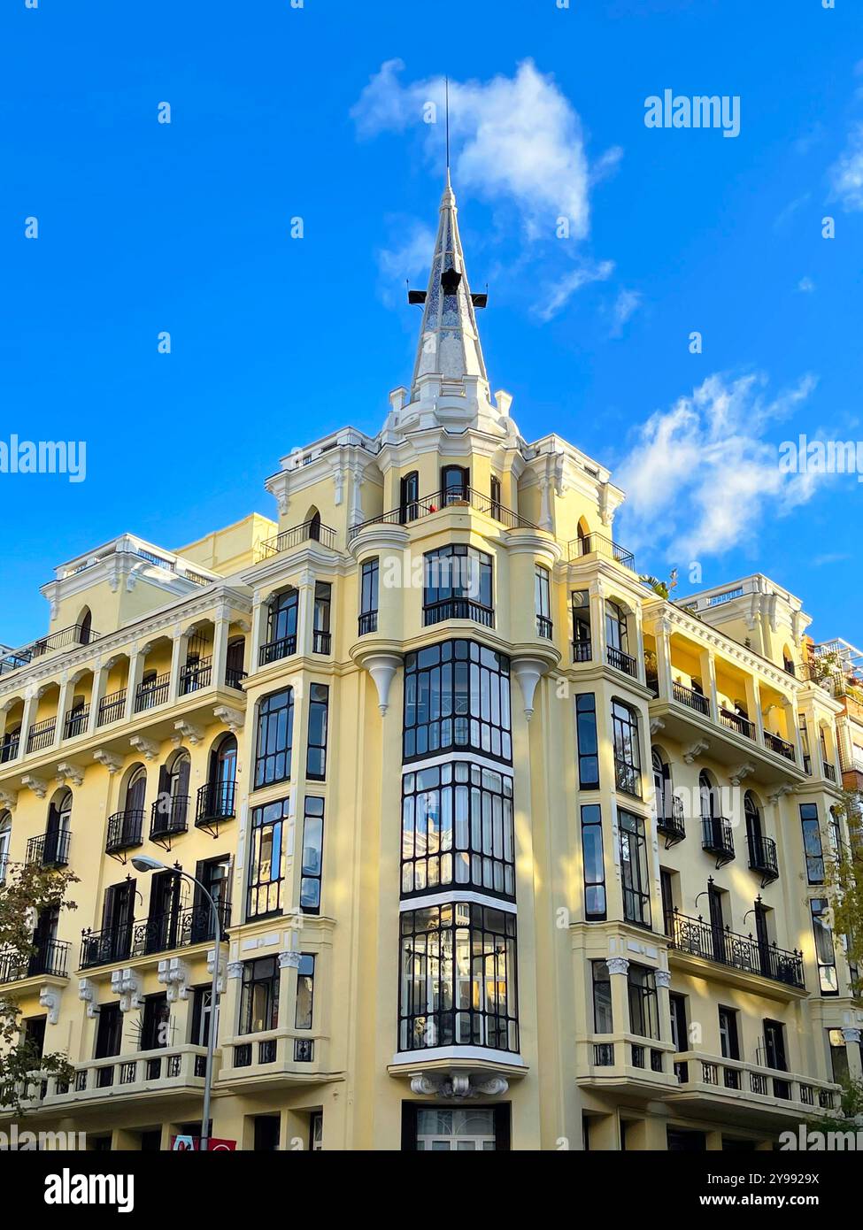 Fassade des Gebäudes. Principe de Vergara Straße, Madrid, Spanien. Stockfoto