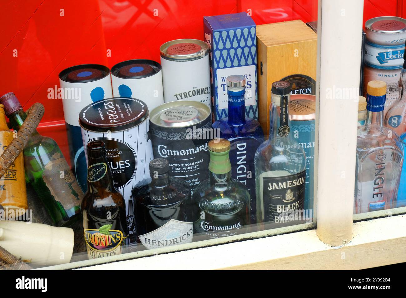 Auswahl an irischen Whiskeys in einem Schaufenster Stockfoto