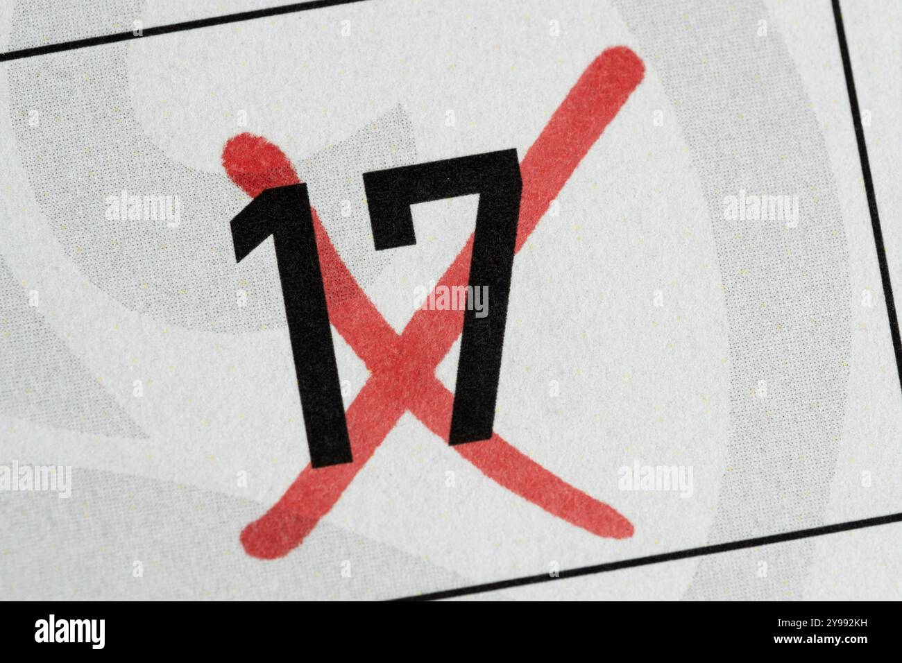 Kalender mit der Zahl 17, die mit einem roten Kreuz durchgestrichen ist, zeigt einen signifikanten oder abgeschlossenen Tag an Stockfoto