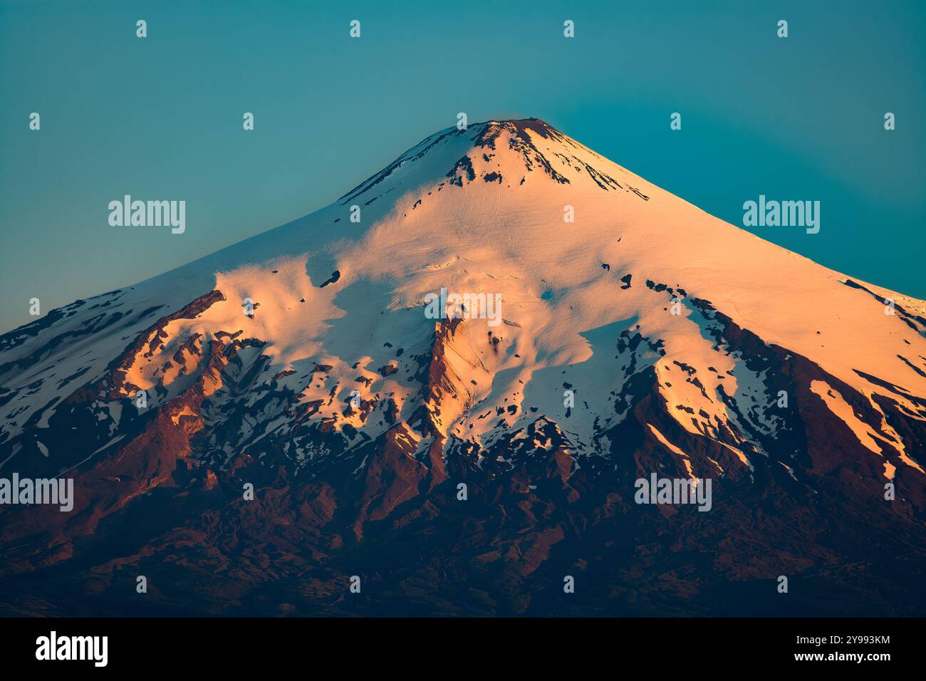 Nahaufnahme des Gipfels des Vulkans Villarrica bei Sonnenuntergang. Stockfoto