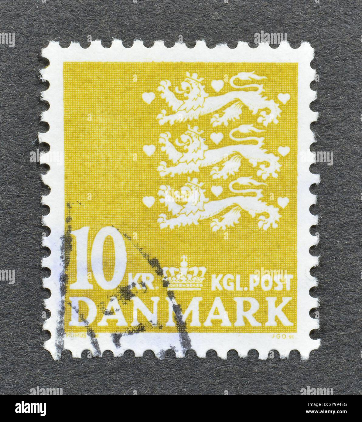 Gestempelte Briefmarke, gedruckt von Dänemark, auf der das Wappen - drei Löwen, um 1976 gezeigt wird. Stockfoto