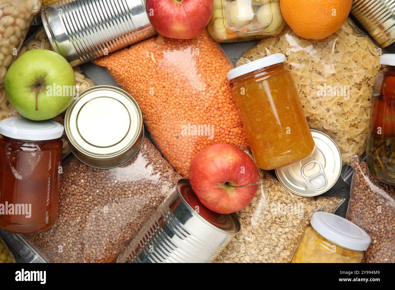 Lebensmittelspende. Verschiedene Produkte auf dem Tisch, Draufsicht Stockfoto