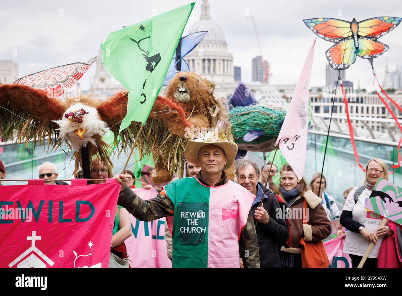 Am 6. Oktober 2024 wird der kirchenmarsch von Tate Modern nach St. Pauls neu belebt. Unter der Leitung von Chris Packham mit Wild Card und Christian Climate Action. Die Demonstranten drängten die Church of England, bis 2030 30 % ihrer riesigen Ländereien wieder zu verwildern. Pressemitteilung: Chris Packham fordert den Erzbischof von Canterbury auf, das Verfallen der Natur zu stoppen und das riesige Anwesen der Kirche zu verwildern 5. Oktober 2024 – die Church of England ist einer der größten Landbesitzer des Landes, aber die meisten ihrer Anbauflächen befinden sich in einem desolaten ökologischen Zustand – prominente Persönlichkeiten wie Rowan Williams, Michael Gove, Stephen Fry, Caroline Lucas, Hugh Fearnley-Whitt Stockfoto