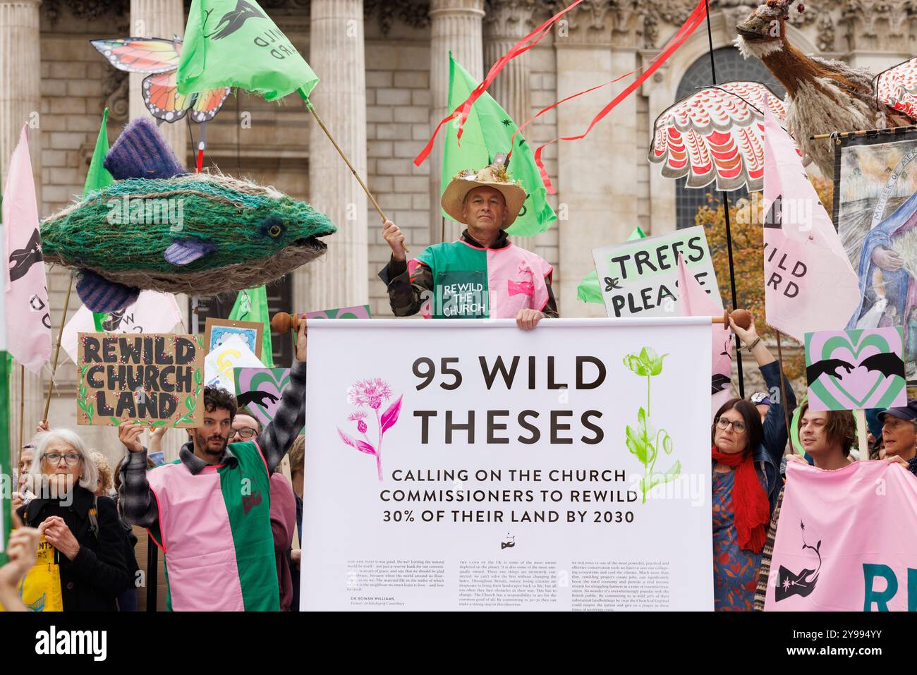 Am 6. Oktober 2024 wird der kirchenmarsch von Tate Modern nach St. Pauls neu belebt. Unter der Leitung von Chris Packham mit Wild Card und Christian Climate Action. Die Demonstranten drängten die Church of England, bis 2030 30 % ihrer riesigen Ländereien wieder zu verwildern. Pressemitteilung: Chris Packham fordert den Erzbischof von Canterbury auf, das Verfallen der Natur zu stoppen und das riesige Anwesen der Kirche zu verwildern 5. Oktober 2024 – die Church of England ist einer der größten Landbesitzer des Landes, aber die meisten ihrer Anbauflächen befinden sich in einem desolaten ökologischen Zustand – prominente Persönlichkeiten wie Rowan Williams, Michael Gove, Stephen Fry, Caroline Lucas, Hugh Fearnley-Whitt Stockfoto