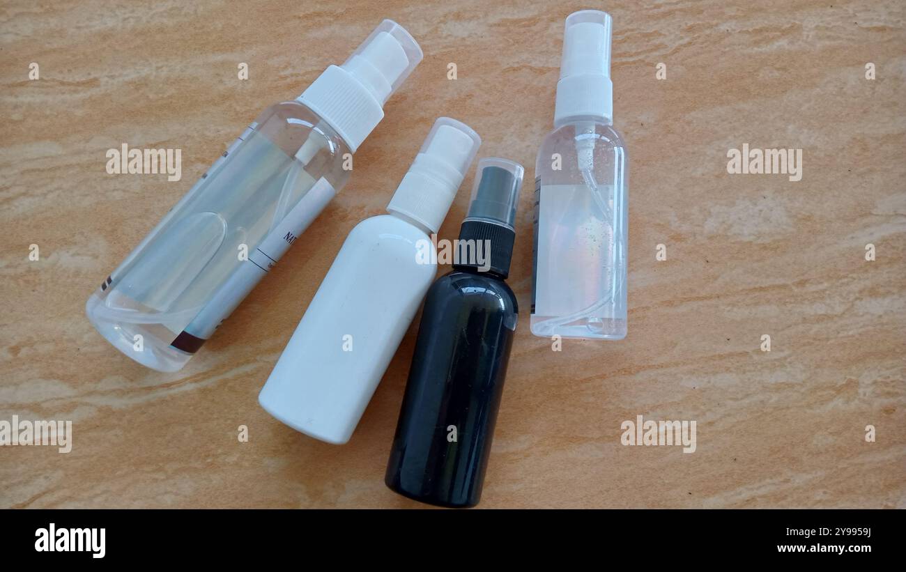 Foto: Sprühflasche ohne Etikett 60 ml/100 ml - Smartphone-aufgenommenes Stockfoto