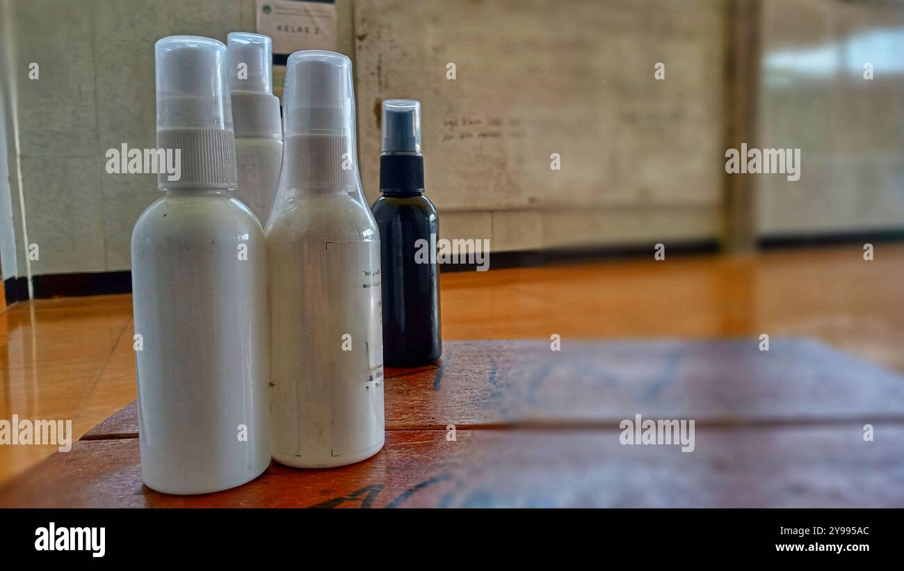 Foto: Sprühflasche ohne Etikett 60 ml/100 ml - Smartphone-aufgenommenes Stockfoto