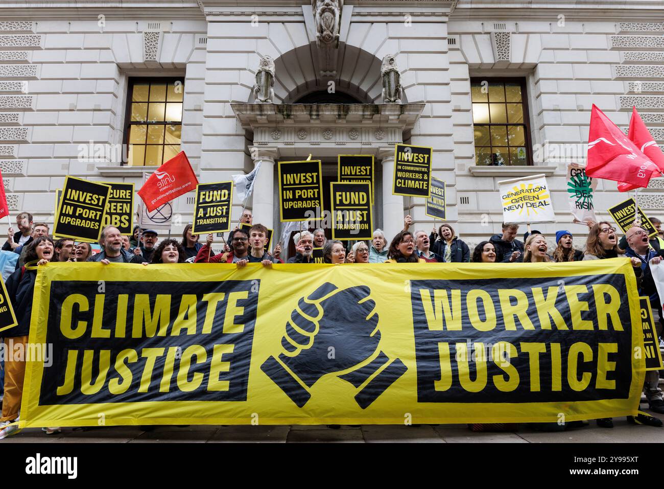 Oktober 2024. Kundgebung im Finanzministerium. Fordern Sie vom Regierungsfonds einen gerechten Übergang. Klimagruppen aus ganz Großbritannien haben Rachel Reeves in einem offenen Brief aufgefordert, sich vor dem Herbsthaushalt für ein abgegrenztes Finanzierungspaket für einen gerechten Übergang für Öl- und Gasarbeiter und ihre Gemeinden zu engagieren. Gewerkschaften, Klima- und Umweltgruppen nahmen Teil und forderten von der neuen Regierung eine gerechte Energiewende, die Arbeitnehmer und Gemeinden schützt. Stockfoto