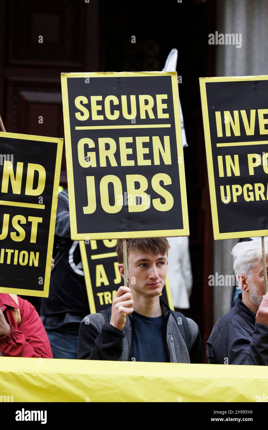 Oktober 2024. Kundgebung im Finanzministerium. Fordern Sie vom Regierungsfonds einen gerechten Übergang. Klimagruppen aus ganz Großbritannien haben Rachel Reeves in einem offenen Brief aufgefordert, sich vor dem Herbsthaushalt für ein abgegrenztes Finanzierungspaket für einen gerechten Übergang für Öl- und Gasarbeiter und ihre Gemeinden zu engagieren. Gewerkschaften, Klima- und Umweltgruppen nahmen Teil und forderten von der neuen Regierung eine gerechte Energiewende, die Arbeitnehmer und Gemeinden schützt. Stockfoto