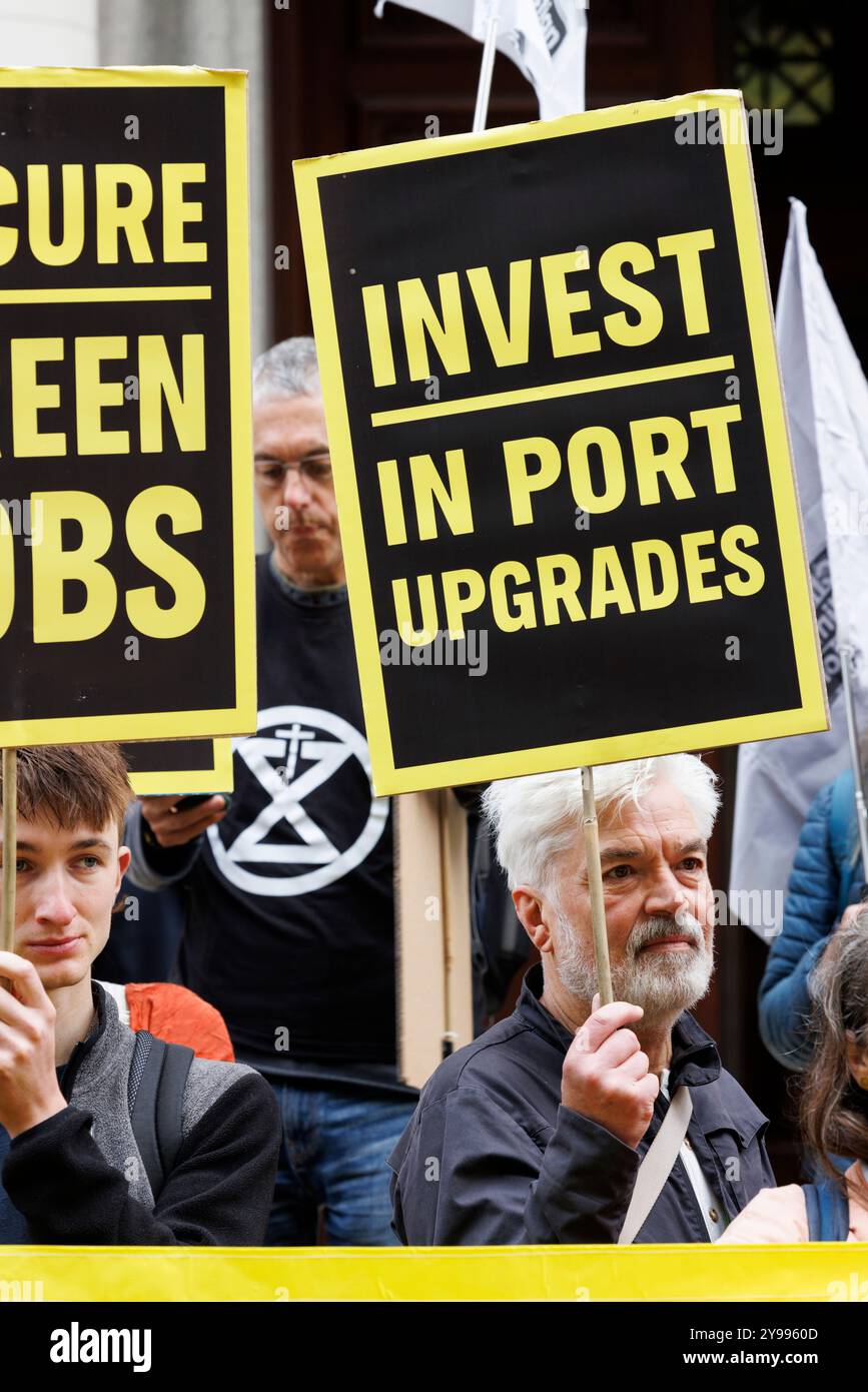 Oktober 2024. Kundgebung im Finanzministerium. Fordern Sie vom Regierungsfonds einen gerechten Übergang. Klimagruppen aus ganz Großbritannien haben Rachel Reeves in einem offenen Brief aufgefordert, sich vor dem Herbsthaushalt für ein abgegrenztes Finanzierungspaket für einen gerechten Übergang für Öl- und Gasarbeiter und ihre Gemeinden zu engagieren. Gewerkschaften, Klima- und Umweltgruppen nahmen Teil und forderten von der neuen Regierung eine gerechte Energiewende, die Arbeitnehmer und Gemeinden schützt. Stockfoto