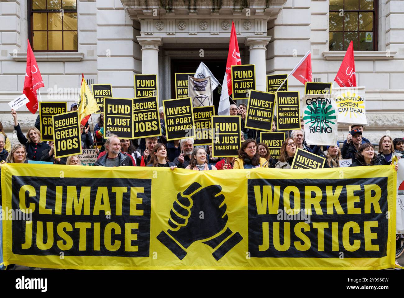 Oktober 2024. Kundgebung im Finanzministerium. Fordern Sie vom Regierungsfonds einen gerechten Übergang. Klimagruppen aus ganz Großbritannien haben Rachel Reeves in einem offenen Brief aufgefordert, sich vor dem Herbsthaushalt für ein abgegrenztes Finanzierungspaket für einen gerechten Übergang für Öl- und Gasarbeiter und ihre Gemeinden zu engagieren. Gewerkschaften, Klima- und Umweltgruppen nahmen Teil und forderten von der neuen Regierung eine gerechte Energiewende, die Arbeitnehmer und Gemeinden schützt. Stockfoto