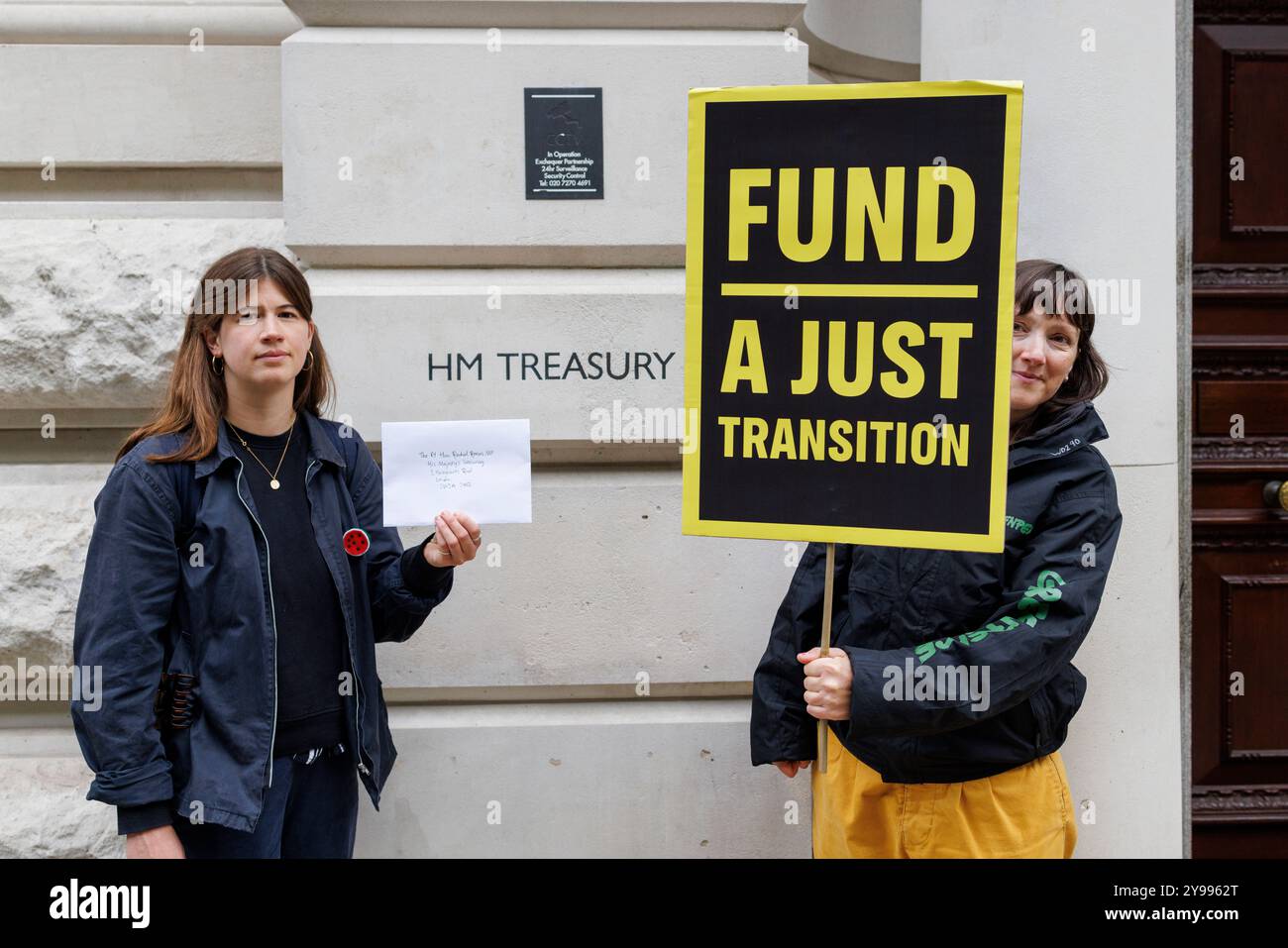 Oktober 2024. Kundgebung im Finanzministerium. Fordern Sie vom Regierungsfonds einen gerechten Übergang. Klimagruppen aus ganz Großbritannien haben Rachel Reeves in einem offenen Brief aufgefordert, sich vor dem Herbsthaushalt für ein abgegrenztes Finanzierungspaket für einen gerechten Übergang für Öl- und Gasarbeiter und ihre Gemeinden zu engagieren. Gewerkschaften, Klima- und Umweltgruppen nahmen Teil und forderten von der neuen Regierung eine gerechte Energiewende, die Arbeitnehmer und Gemeinden schützt. Stockfoto