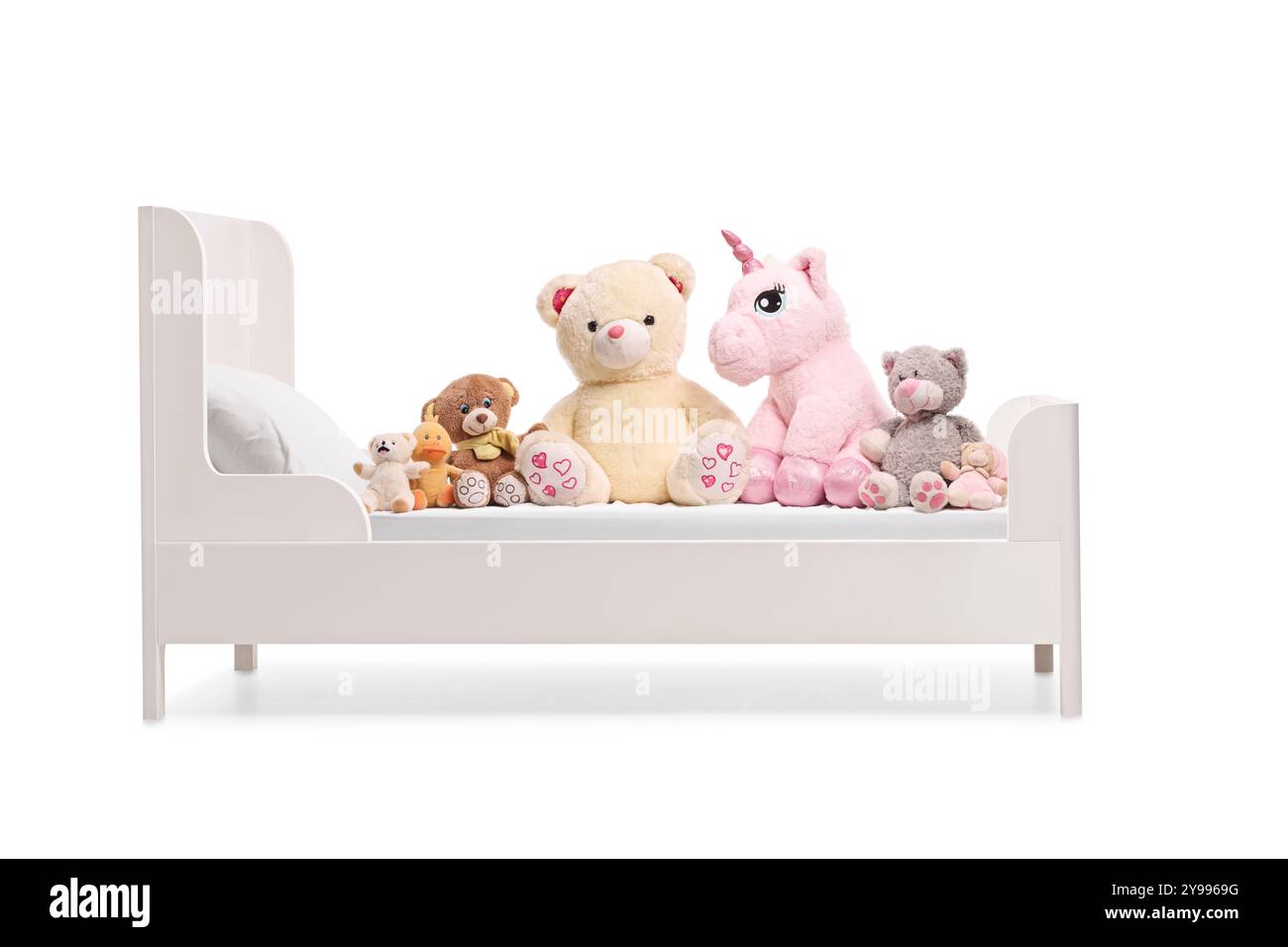 Weiche Kuscheltiere Plüschtiere auf einem Kinderbett isoliert auf weißem Hintergrund Stockfoto