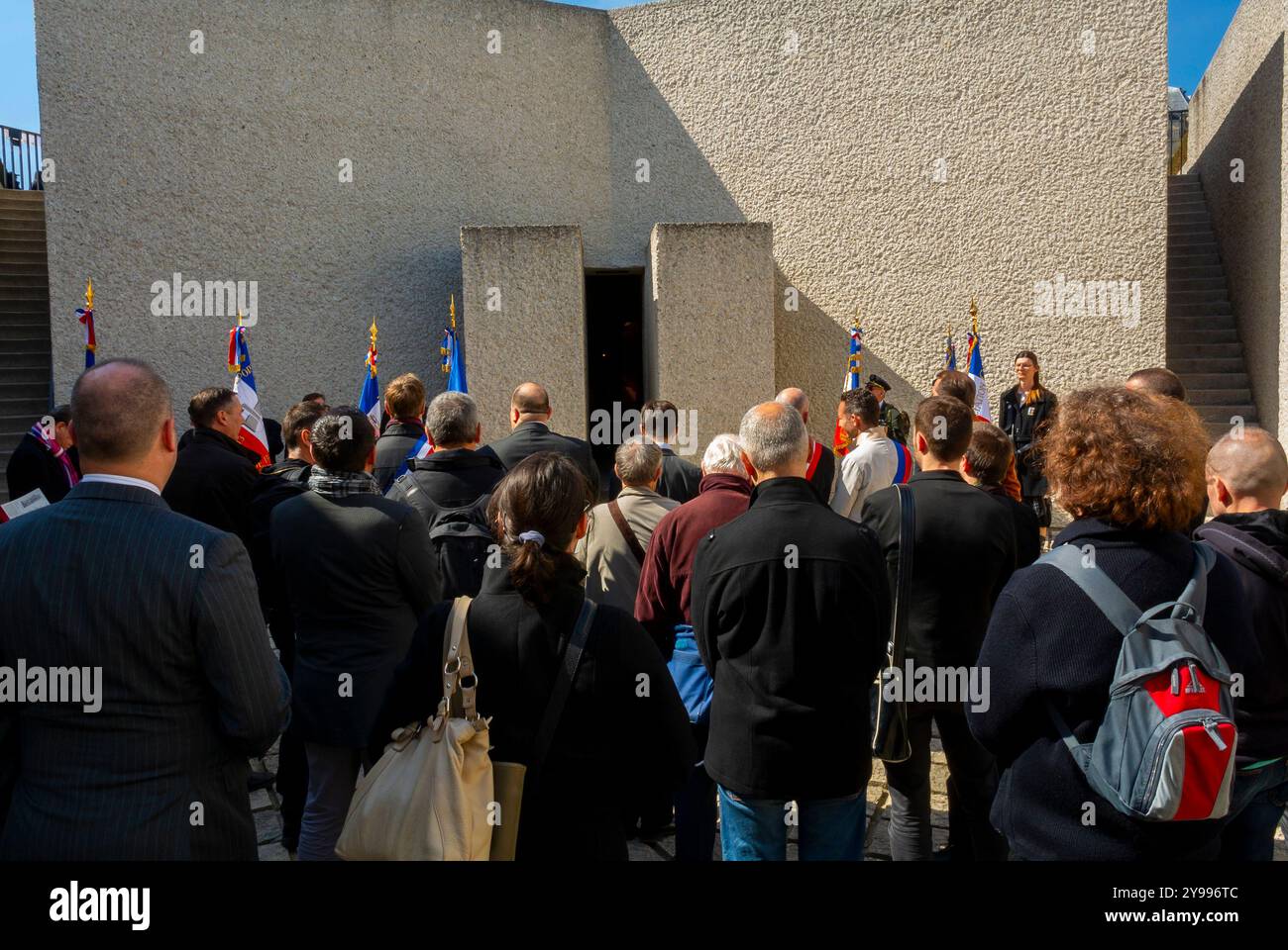 Paris, Frankreich, große Menschenmenge, von hinten, bei der Zeremonie, Memorial de la Shoah, Shoah Memorial, Journée du Souvenir , 2013 Stockfoto