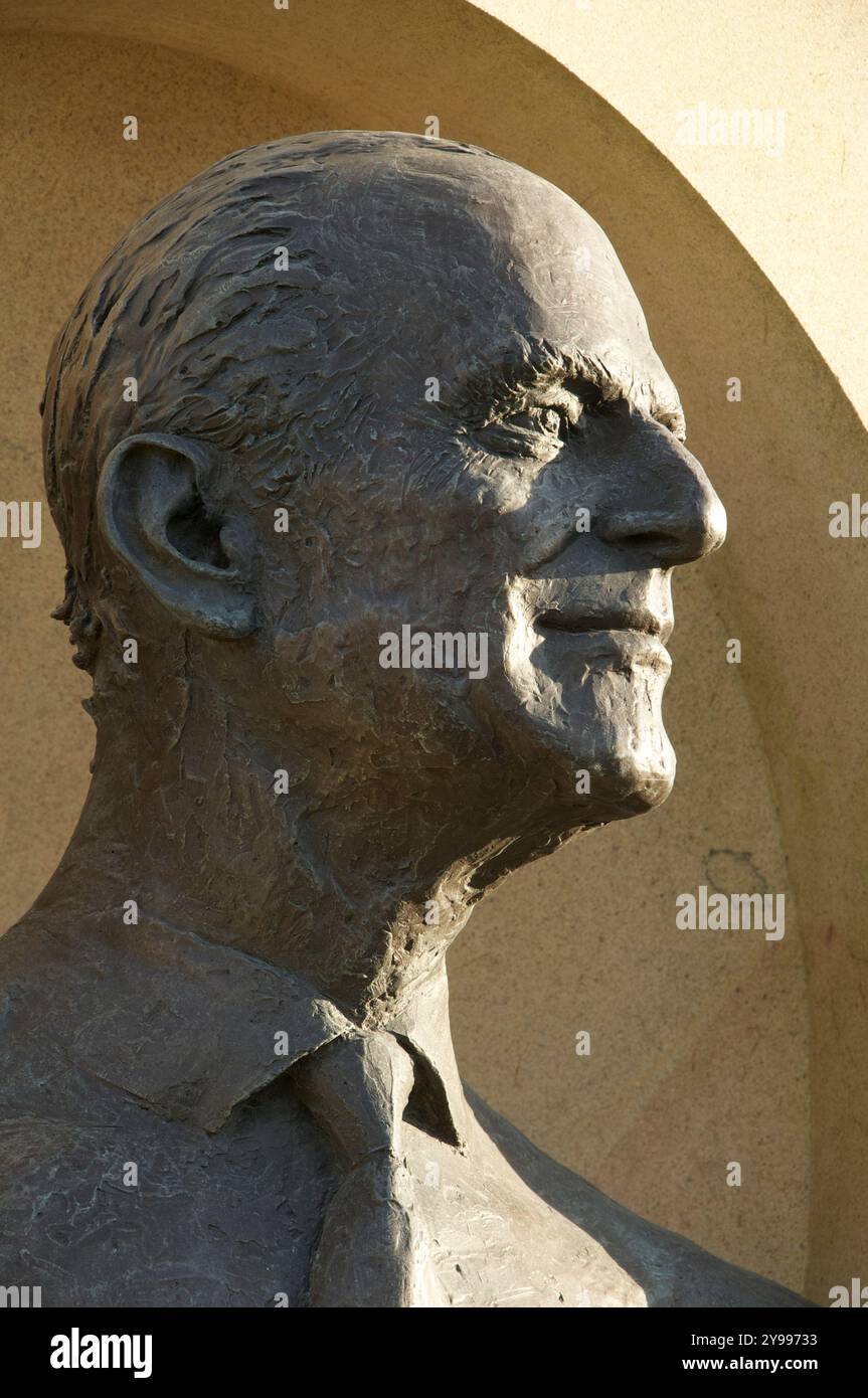 Bronzebüste des verstorbenen Prinzen Philip Duke of Edinburgh, Ehemann und Gemahlin von Königin Elisabeth II. Von Frances Segelman Petchey. Poundbury Großbritannien. Stockfoto