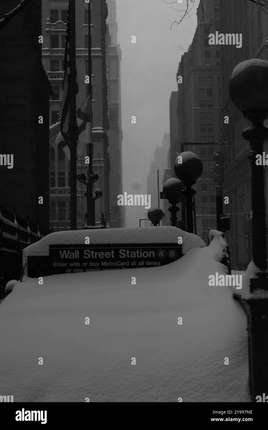 Die schneebedeckte Wall Street Station in einem ruhigen Wintersturm erobert New Yorks ikonisches Finanzviertel in friedlicher Stille. Stockfoto