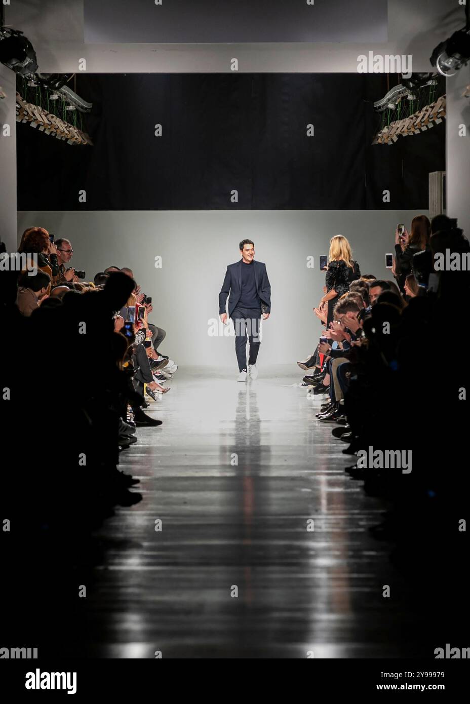 Lissabon, Portugal. März 2020. Der portugiesische Designer Carlos Gil wird auf der Lissabonner Fashion Week auf dem Laufsteg beobachtet. (Foto: Hugo Amaral/SOPA Images/SIPA USA) Credit: SIPA USA/Alamy Live News Stockfoto