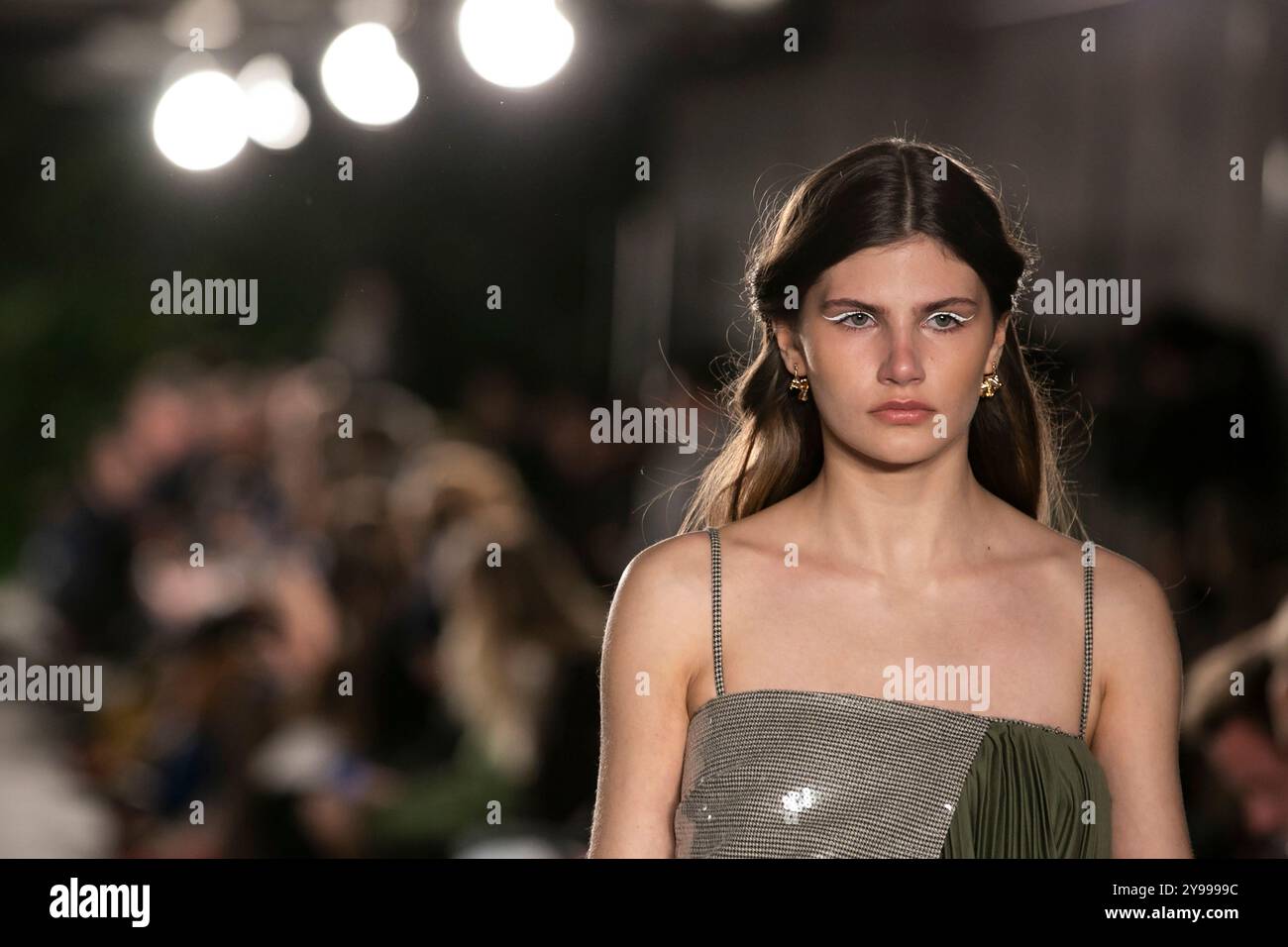 Lissabon, Portugal. März 2020. Während der Fashion Show des portugiesischen Designers Carolina Machado auf der Lissabonner Fashion Week wird ein Model auf dem Laufsteg beobachtet. (Foto: Hugo Amaral/SOPA Images/SIPA USA) Credit: SIPA USA/Alamy Live News Stockfoto