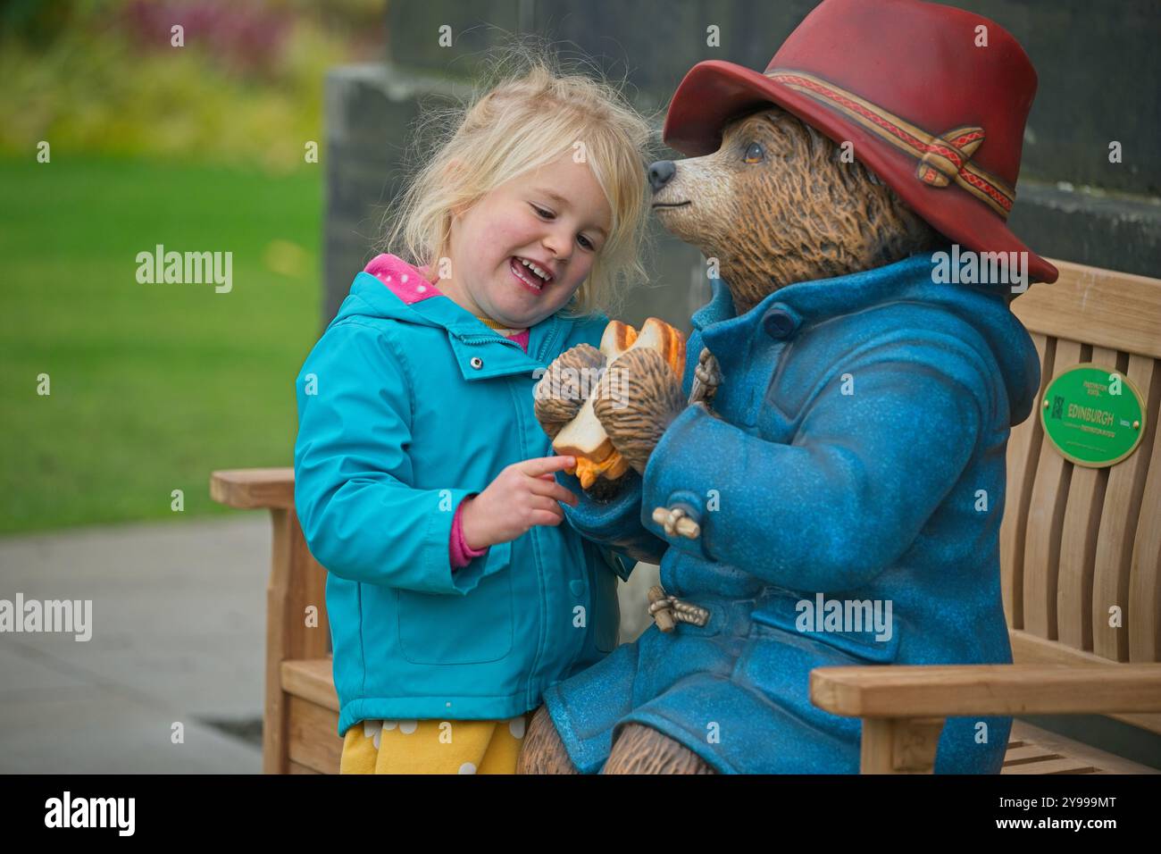 Edinburgh, Schottland. Mittwoch, 9. Oktober 2024. Lyra mit Paddington bei der Enthüllung seiner besonderen Statue in Edinburgh, die auch in Städten, Städten und Schönheitsstätten in ganz Großbritannien und Irland vor dem jüngsten Kinoausflug von bearÕs, PADDINGTON IN PERU, in Großbritannien und Irland, am 8. November in den Kinos von Irland und Großbritannien zu sehen ist. Brian D Anderson Stockfoto