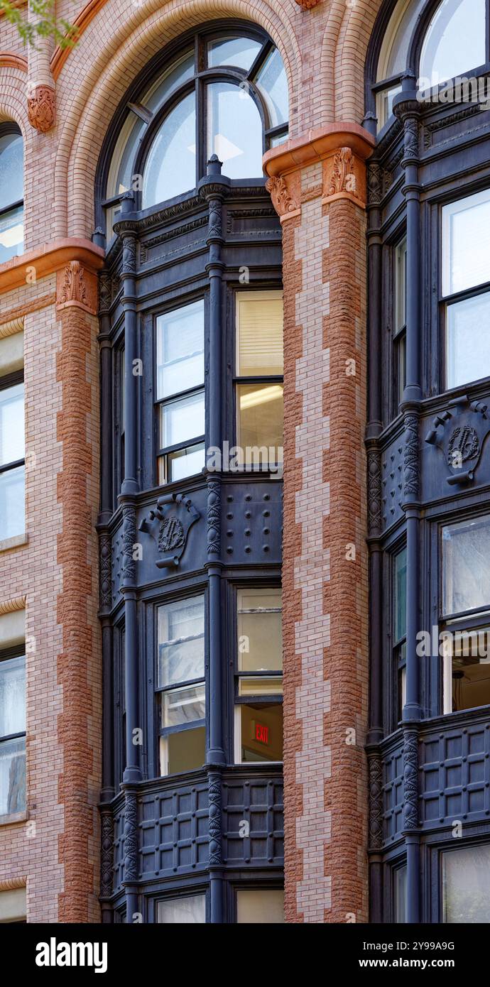 Das 1895 erbaute Ahrens Building wurde sorgfältig restauriert, um aufwendige polychrome Ziegelsteine und Terrakotta-Details zu präsentieren. Stockfoto