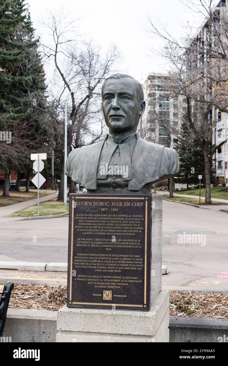 Edmonton, Kanada, 2. Mai 2024: Eine Bronzebüste von Lucien Dubuc auf dem Heritage Trail entlang der Victoria Promenade in Edmonton Stockfoto