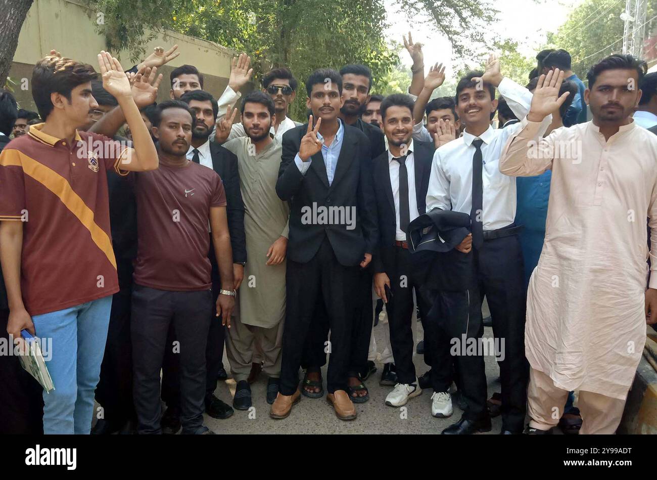 Studenten der Law College veranstalten am Mittwoch, den 9. Oktober 2024, im Pressesaal von Hyderabad eine Protestdemonstration gegen die hohe Händigkeit einflussreicher Menschen. Stockfoto