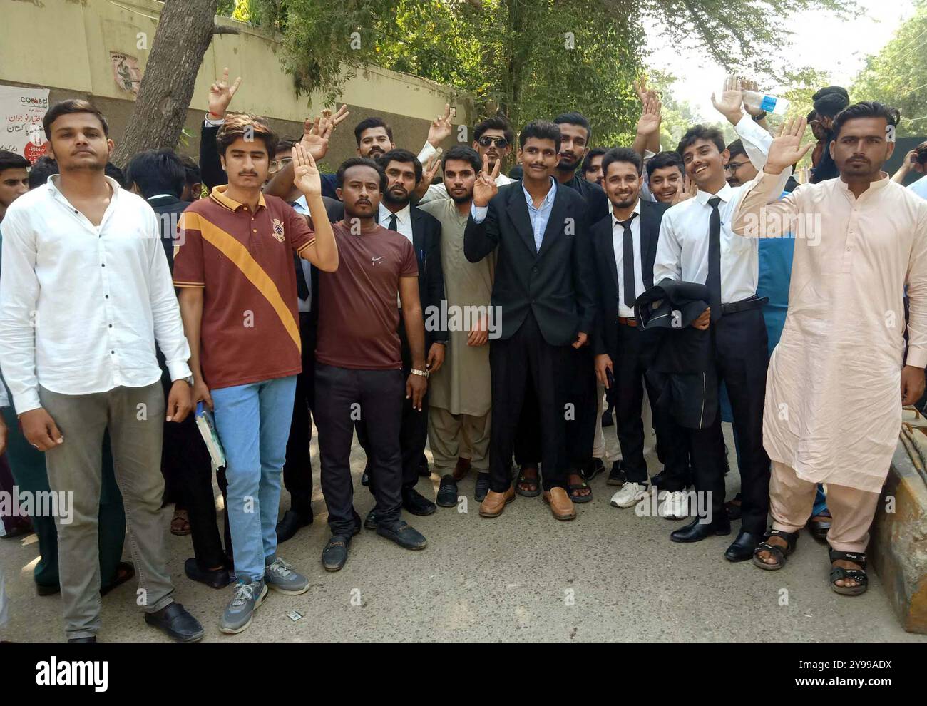 Studenten der Law College veranstalten am Mittwoch, den 9. Oktober 2024, im Pressesaal von Hyderabad eine Protestdemonstration gegen die hohe Händigkeit einflussreicher Menschen. Stockfoto