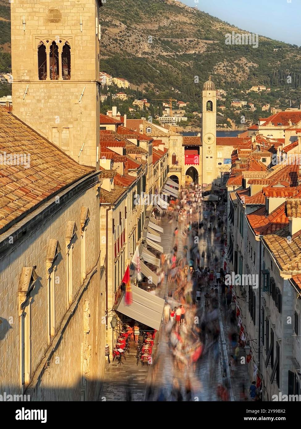 Stradun (Placa) in der Altstadt von Dubrovnik. Von der Stadtmauer aus blickt man die Straße hinunter zum Glockenturm. Dubrovnik, Kroatien Stockfoto