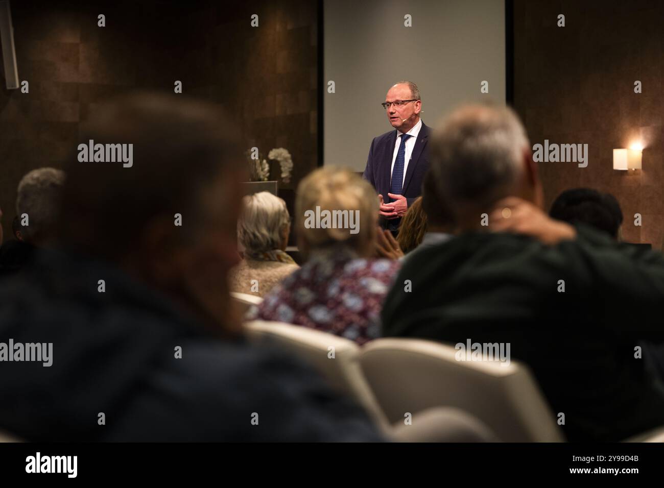 UGCHELEN - Bürgermeister Ton Heerts während eines Besuchertreffens an der alten Grundschule, in der sich die Notunterkunft befindet. An diesem Standort kam es zu einer Explosion, die seine Türen bald öffnen sollte. ANP JEROEN JUMELET niederlande Out - belgien Out Stockfoto